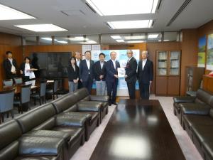 吉岡事務次官への要望書手交の様子