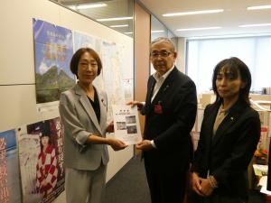 菊田衆議院議員への要望書手交の様子