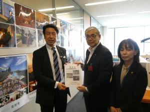 米山衆議院議員への要望書手交の様子