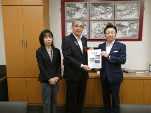 中川衆議院議員への要望書手交の様子