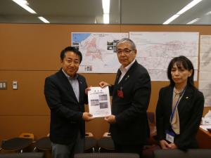 斎藤衆議院議員への要望書手交の様子
