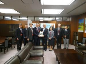 吉岡国土交通事務次官への要望書手交の様子