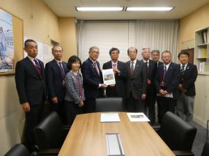 佐々木道路局次長への要望書手交の様子