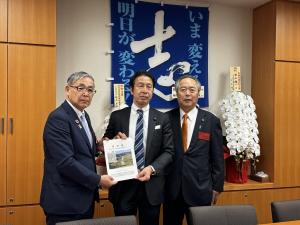 米山隆一衆議院議員への要望書手交の様子
