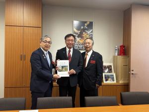 国定勇人衆議院議員への要望書手交の様子