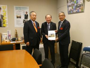 佐藤信秋参議院議員への要望書手交の様子