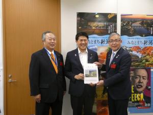 小林一大参議院議員への要望書手交の様子