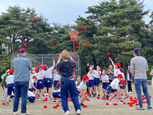 令和7年平林小学校運動会　紅組玉入れ