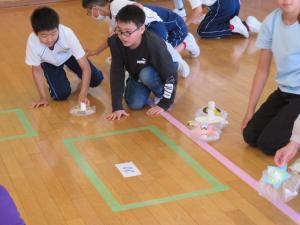 令和7年5月ロング昼休み　ぽんぽんカーリングで遊ぶ様子