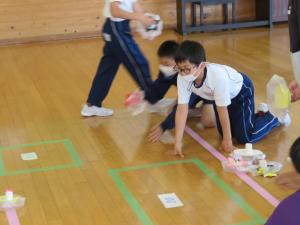 令和7年5月ロング昼休み　ぽんぽんカーリングで遊ぶ様子2