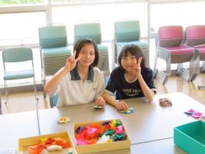 令和7年5月ロング昼休み　女の子二人のピース