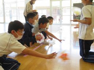 令和7年5月ロング昼休み　ぽんぽんカーリングで遊ぶ様子3
