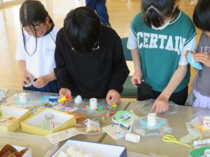 令和7年5月ロング昼休み　ぽんぽんカーリグを作る子どもたち