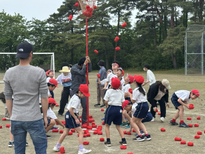 令和7年5月運動会　紅組の玉入れの様子2