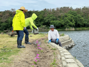 R7花いっぱい事業　水やりの様子