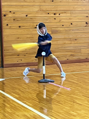 フルスイングする男の子