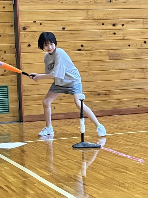 バッティングする女の子