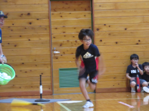 一塁に向かって走る男の子