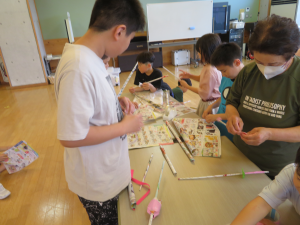 チャンバラ用の刀を作っている様子