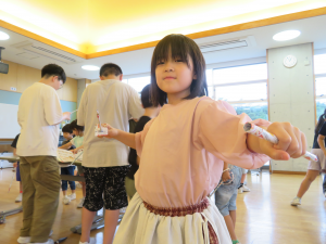 チャンバラ用の刀を構える女の子
