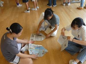 紙てっぽうを作る様子