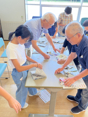 紙てっぽうを作る様子2