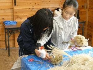 ススキでふくろう作り5　ちょっとボンド借りるね