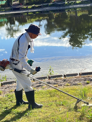 草刈りをする人1