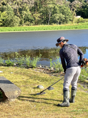 草刈りをする人2