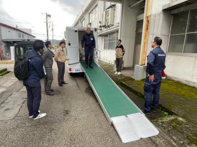 防災用自走式トイレカーを視察④