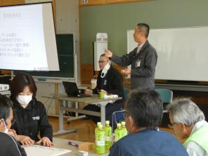 運営ゲームの説明をする様子