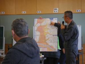 防災マップの説明をする様子
