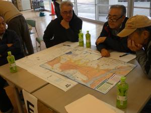 防災マップを眺める様子