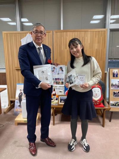 ノリケラトプス研究所の黒滝サク社長が来庁されました - 村上市公式