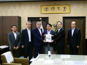 財務副大臣との要望書手交の様子