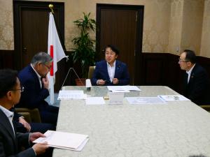 財務副大臣への要望の様子