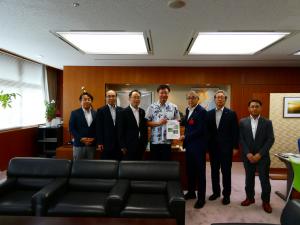 国土交通大臣政務官への要望書手交の様子