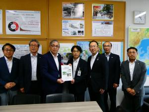 道路局長へ要望書手交の様子