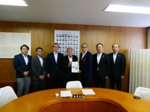 自民党総務会長へ要望書手交の様子