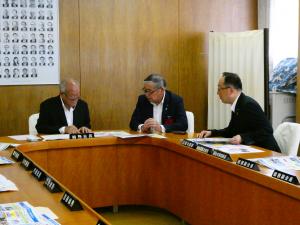 自民党総務会長への要望の様子