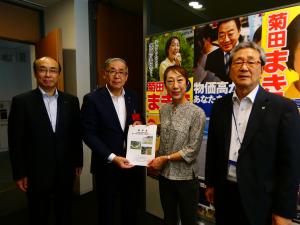 菊田真紀子衆議院議員への要望書手交の様子