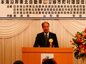 来賓祝辞をする新潟県土木部副部長覚張氏