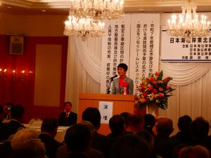 来賓祝辞をする西村智奈美衆議院議員