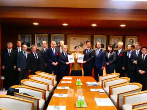 自民党国土交通部会長へ要望書手交の様子