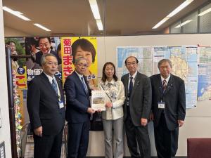 菊田真紀子衆議院議員への要望書手交の様子