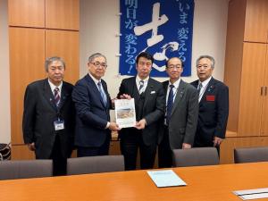米山隆一衆議院議員へ要望書手交の様子