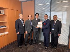 梅谷守衆議院議員へ要望書手交の様子