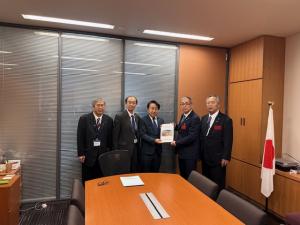 斎藤洋明衆議院議員へ要望書手交の様子