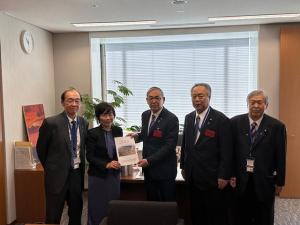 森ゆうこ参議院議員への要望書手交の様子