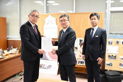 村上市特別職報酬等審議会から答申が手交されました